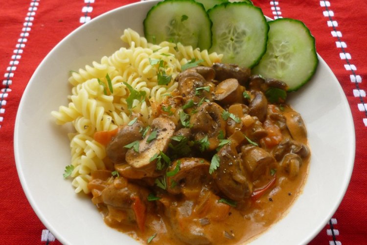 Paprikasch mit Pilzen