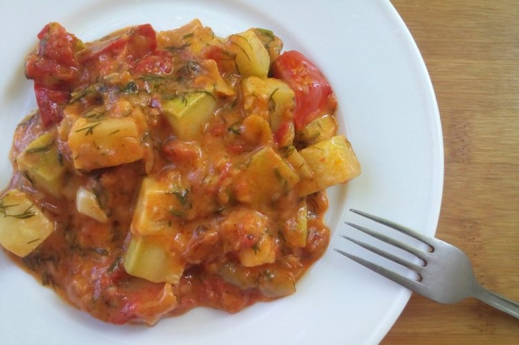 Gemüse-Paprikasch mit Zucchini und Tomaten
