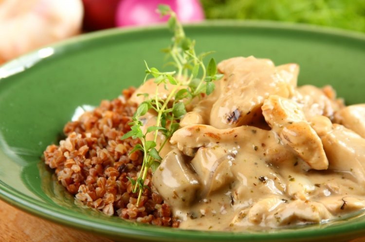 Hähnchen mit Buchweizen in Sauerrahmsoße