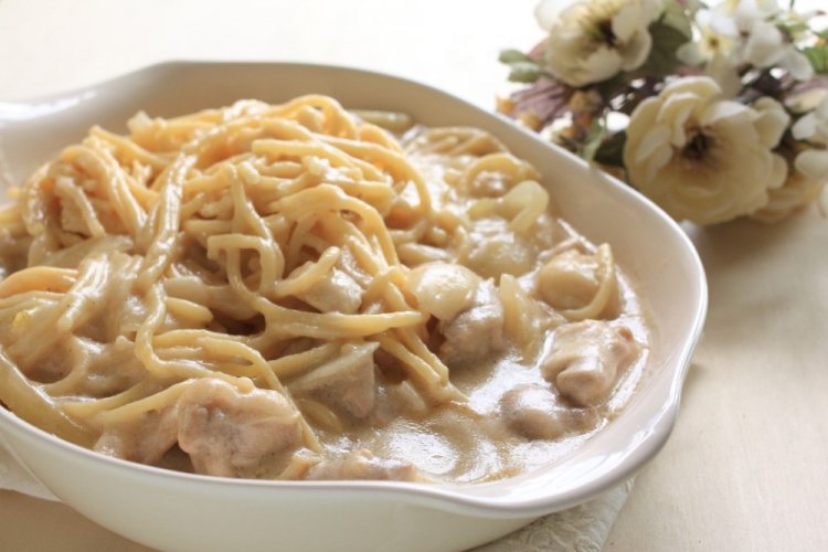 Hähnchen mit Nudeln in Sauerrahmsoße