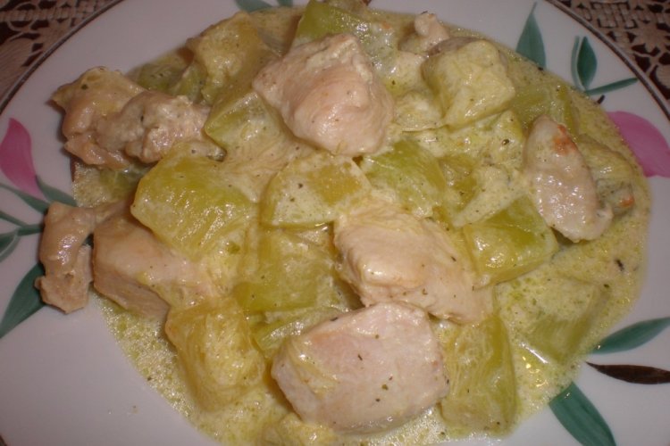 Hähnchen mit Zucchini in Sauerrahmsoße