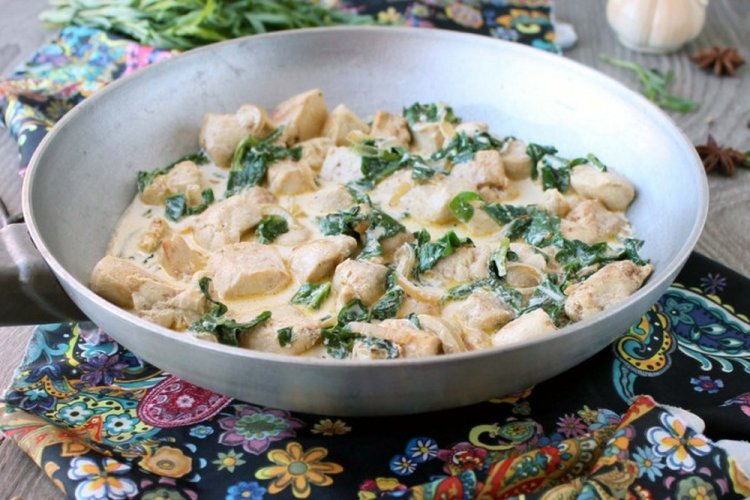 Hähnchen mit Spinat in Sauerrahmsoße