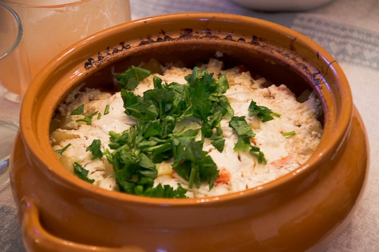 Hähnchen in Sauerrahmsoße in Tontöpfen