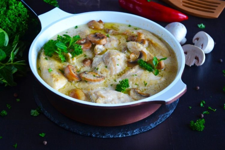 Hähnchen mit Pilzen in Sauerrahmsoße