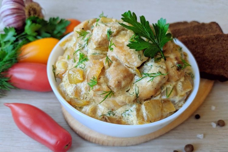 Hähnchen mit Käse in Sauerrahmsoße