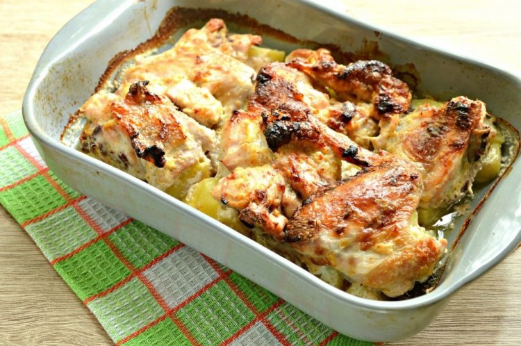 Hähnchen mit Kartoffeln in Sauerrahmsoße