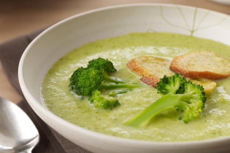 Brokkoli-Cremesuppe mit Kichererbsen und Linsen