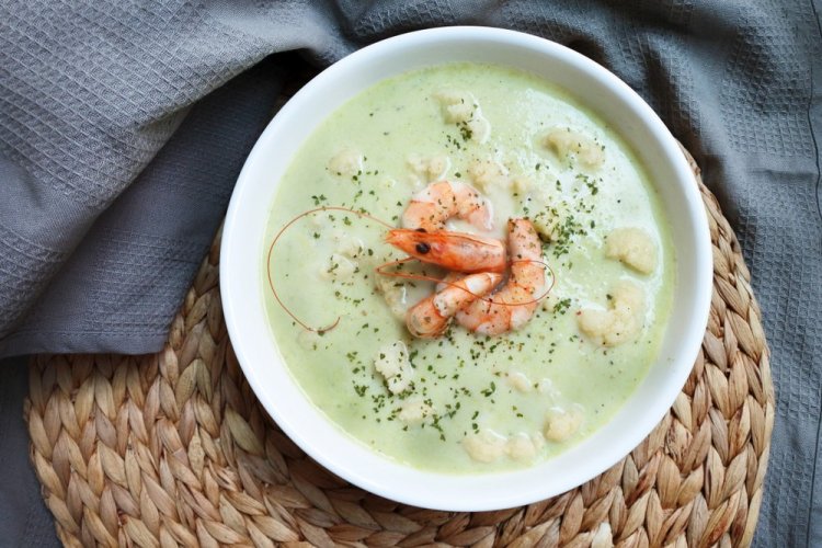 Brokkoli- und Erbsen-Cremesuppe