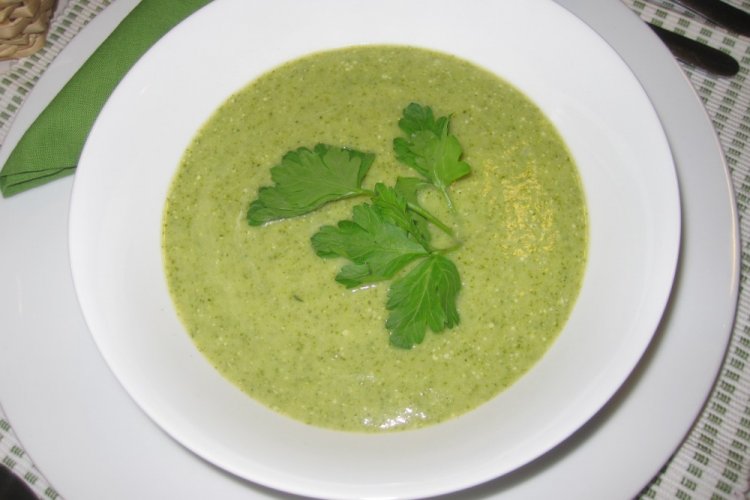 Brokkoli-Cremesuppe mit Kokosmilch