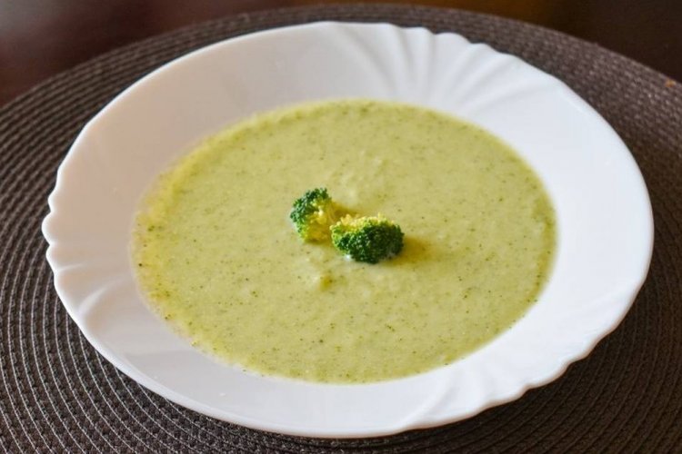 Brokkoli-Cremesuppe mit Huhn
