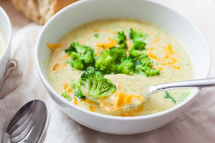 Brokkoli-Cremesuppe mit Käse