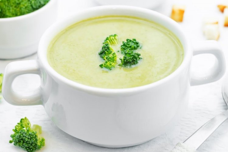 Brokkoli- und Blumenkohl-Cremesuppe