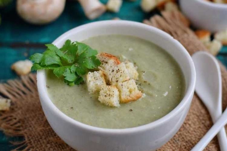 Brokkoli-Cremesuppe mit Pilzen