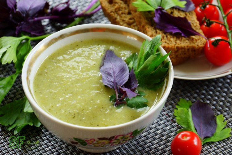 Brokkoli- und Zucchini-Cremesuppe