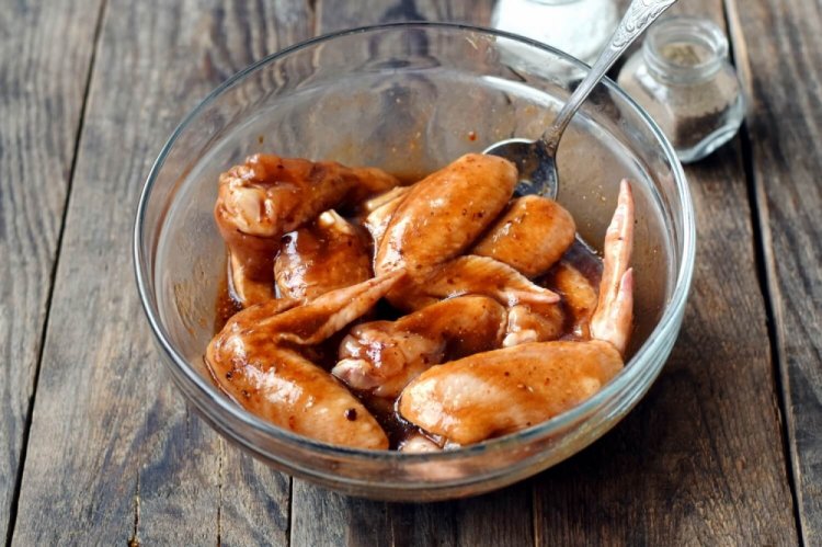Adobo de miel y manzana para alitas de pollo