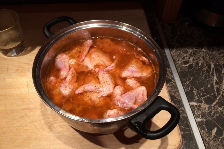 Adobo de cerveza con mostaza para alitas de pollo