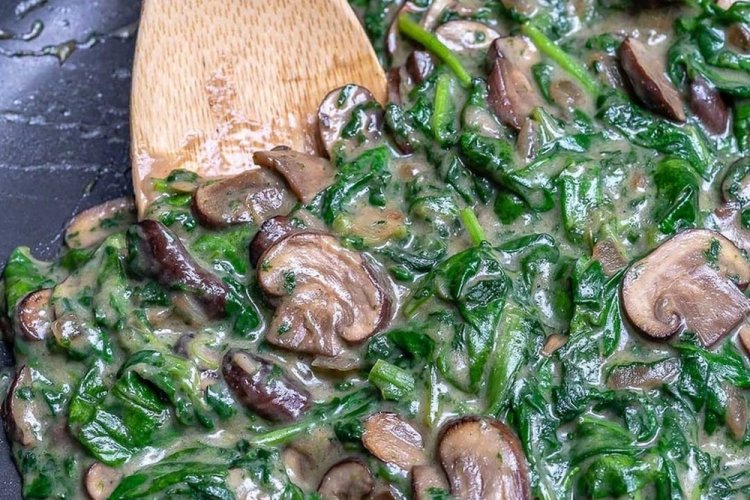 Setas porcini con espinacas y queso