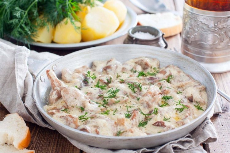 Setas porcini en crema agria con queso