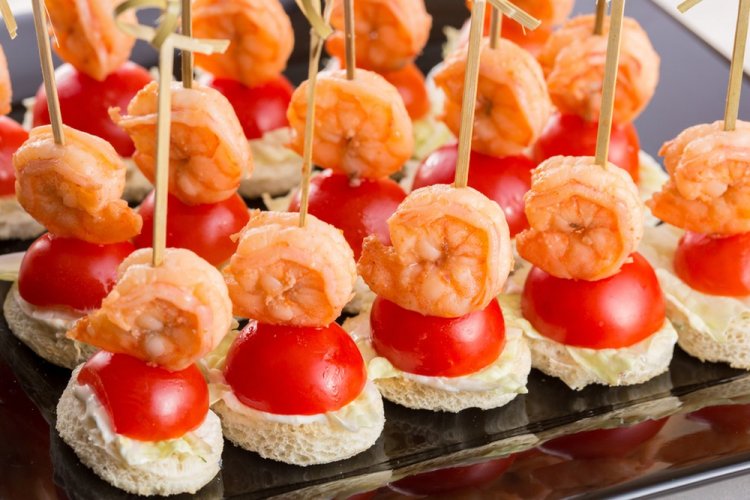 Canapés de camarones y tomates cherry