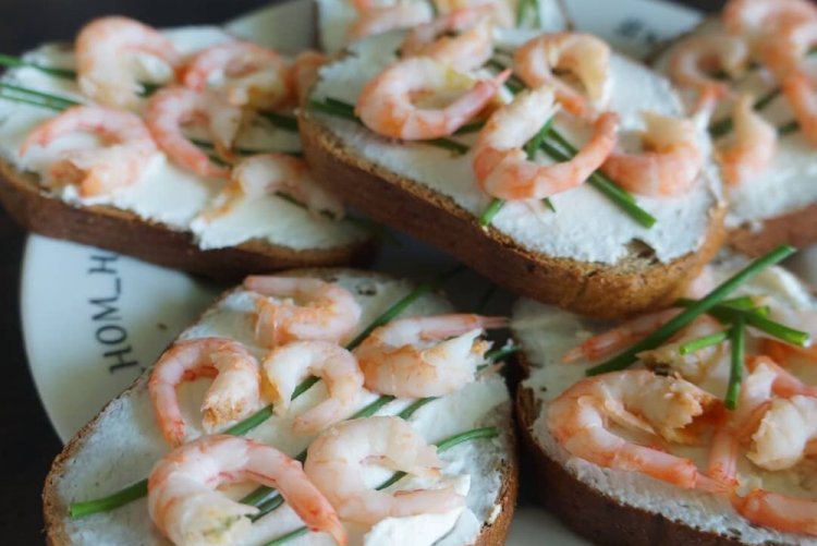 Canapés de camarones y queso feta