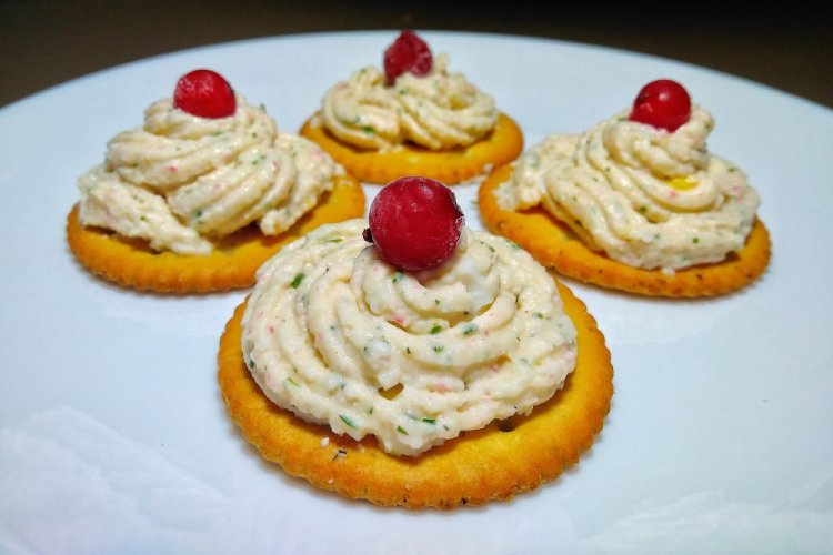 Canapés con mousse de camarones