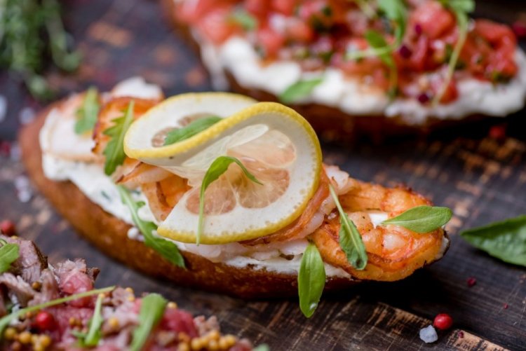 Canapés de camarones y yogur griego
