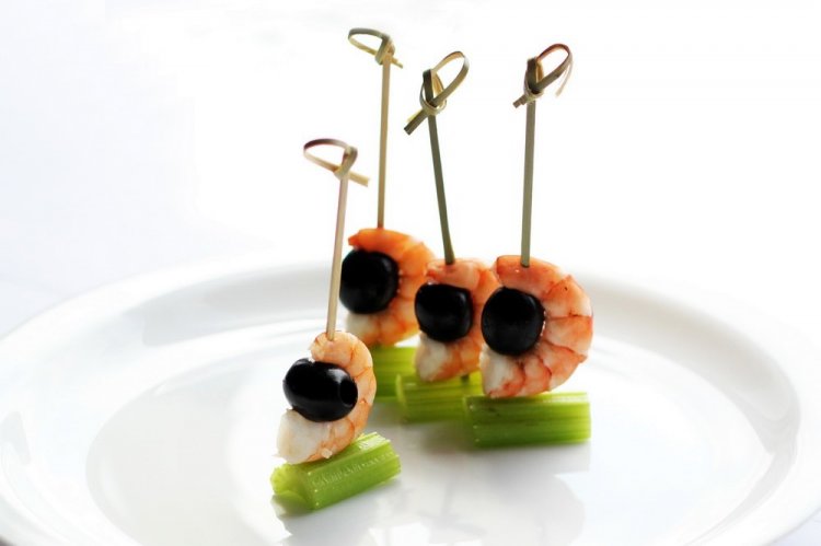 Canapés de camarones y apio