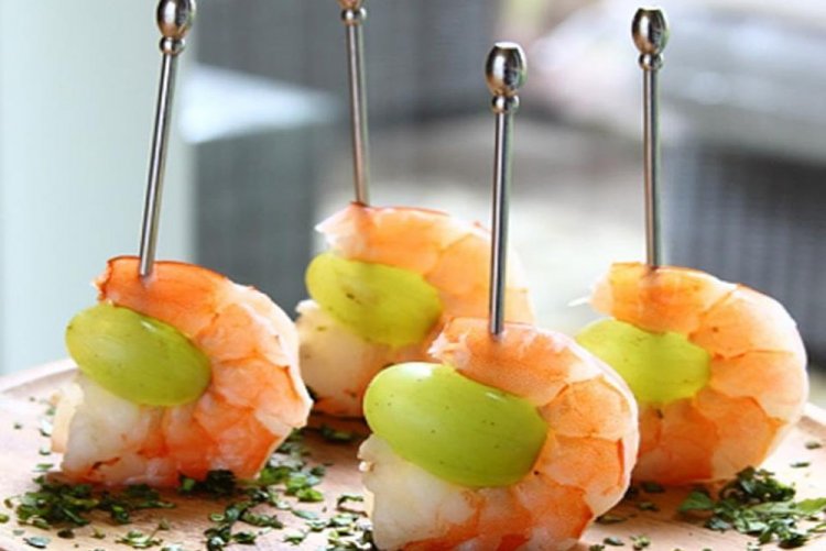 Canapés de camarones y uvas
