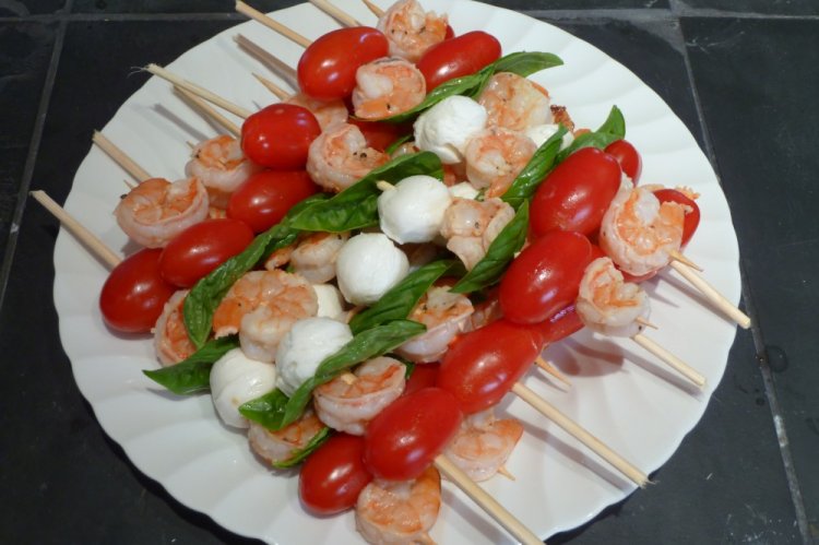 Canapés de camarones y mozzarella