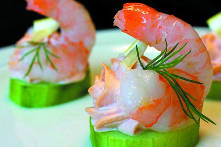 Canapés de camarones y caviar rojo