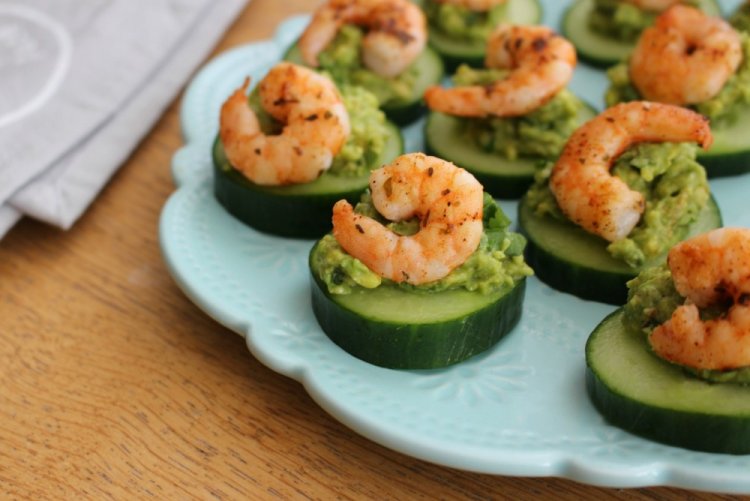 Canapés de camarones, salmón y aguacate