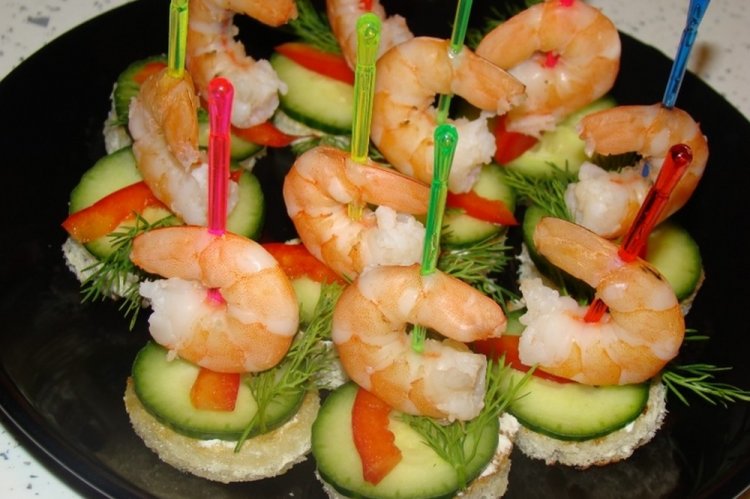 Canapés de camarones y queso fundido