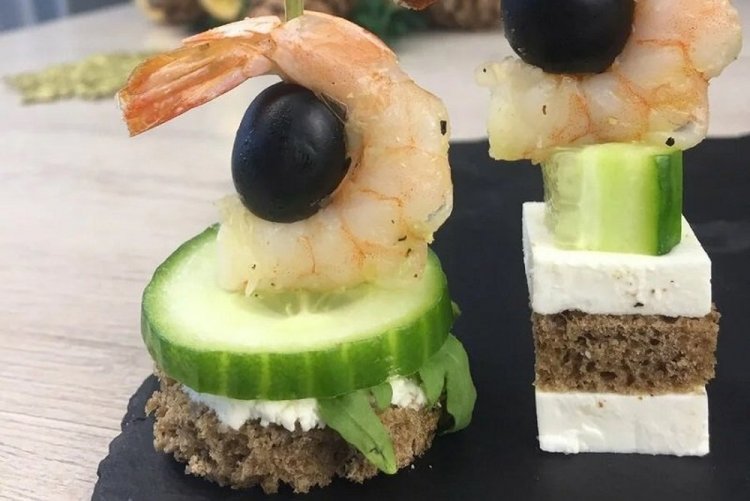 Canapés de camarones y queso duro