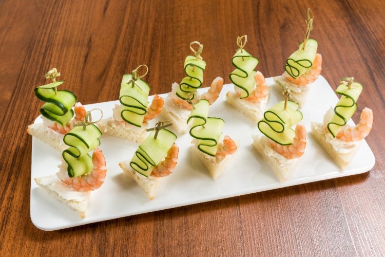 Canapés de camarones y pepinillos encurtidos