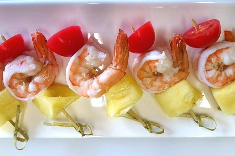 Canapés de camarones y piña