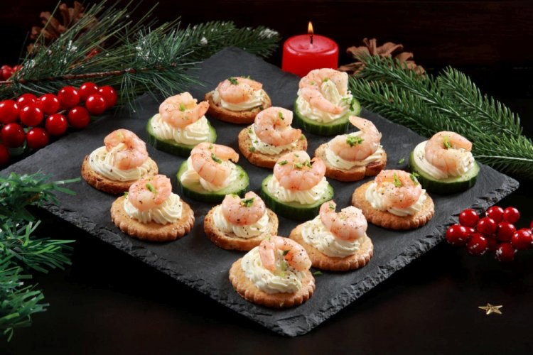 Canapés de camarones en galletas saladas
