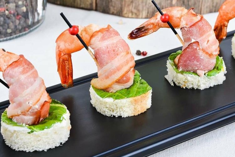 Canapés de camarones y tocino