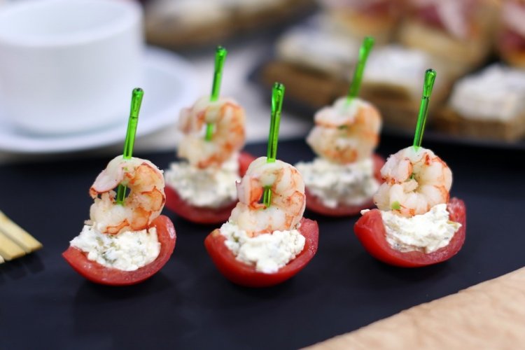 Canapés de camarones, tomates y cebolla