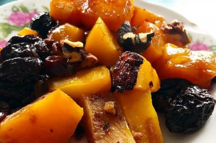 Kürbis mit Nüssen und Pflaumen im Ofen