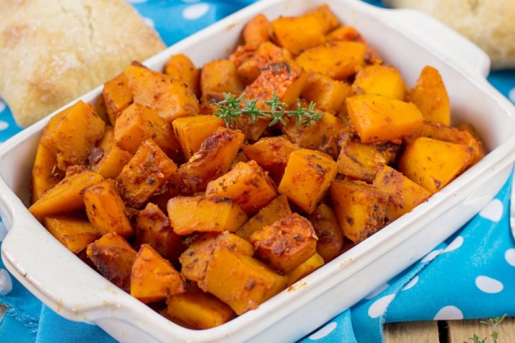 Gebackene Kürbisstücke mit aromatischen Kräutern
