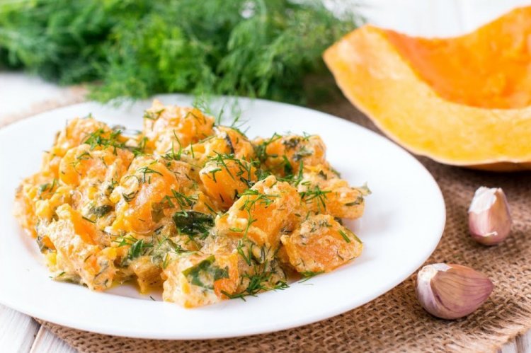 Kürbis mit Sauerrahm im Ofen