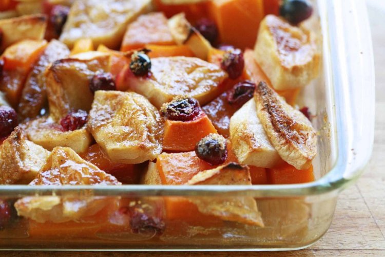 Gebackener Kürbis mit Äpfeln und Rosinen