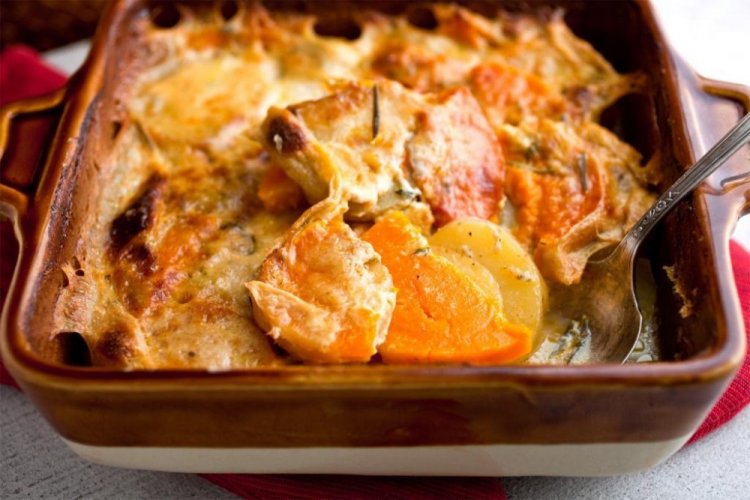Kürbis mit Fleisch im Ofen