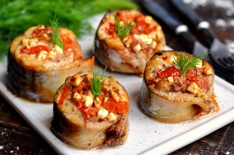 Caballa festiva con tomates