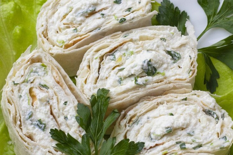Rollo de queso feta y ricotta en pan de pita