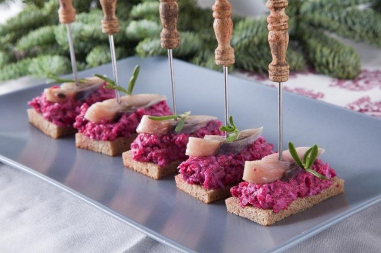 Canapés de arenque y remolacha