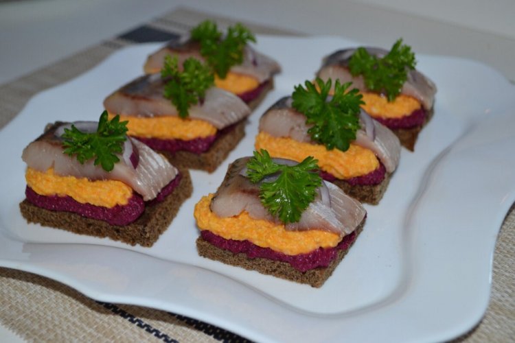 Canapés de arenque y zanahoria