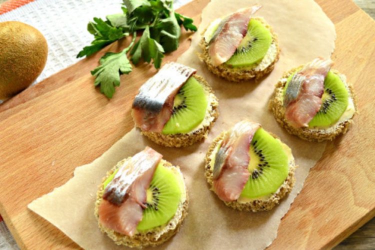 Canapés de arenque, patata y kiwi