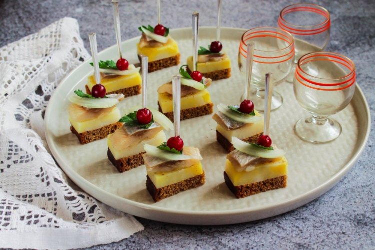 Canapés de arenque y arándanos rojos