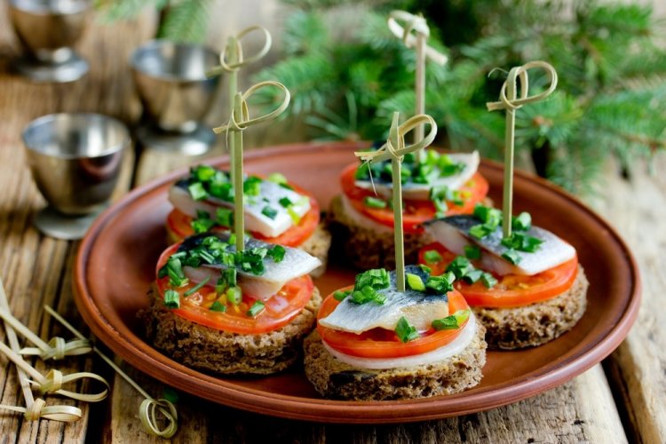 Canapés de arenque y tomates frescos